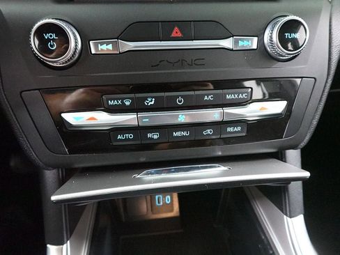 Certified 2020 Ford Explorer XLT w/ Equipment Group 202A image 19