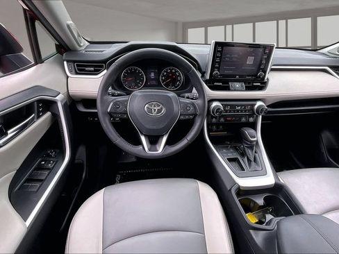 Used 2020 Toyota RAV4 XLE Premium FWD image 8
