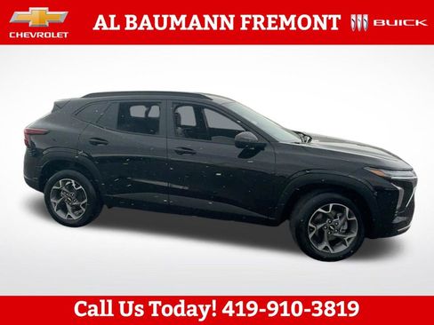Used 2025 Chevrolet Trax LT FWD image 4