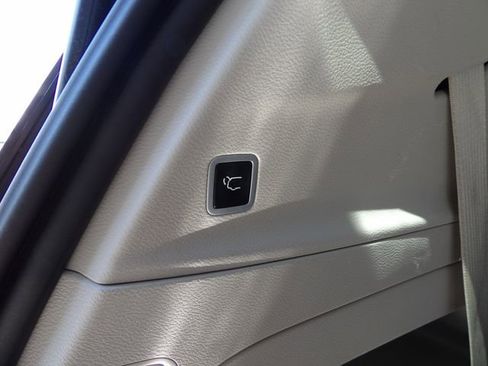 Used 2024 Chrysler Pacifica Touring-L FWD image 8