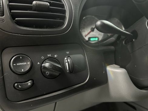 Used 2005 Chrysler Town & Country Limited FWD image 18