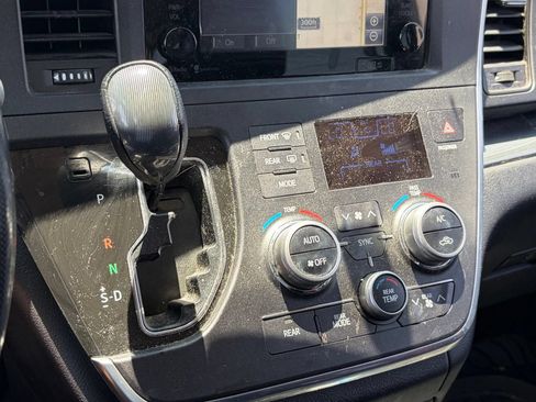 Used 2015 Toyota Sienna SE Premium FWD image 10