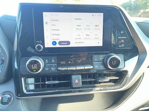 Used 2023 Toyota Highlander LE FWD image 4