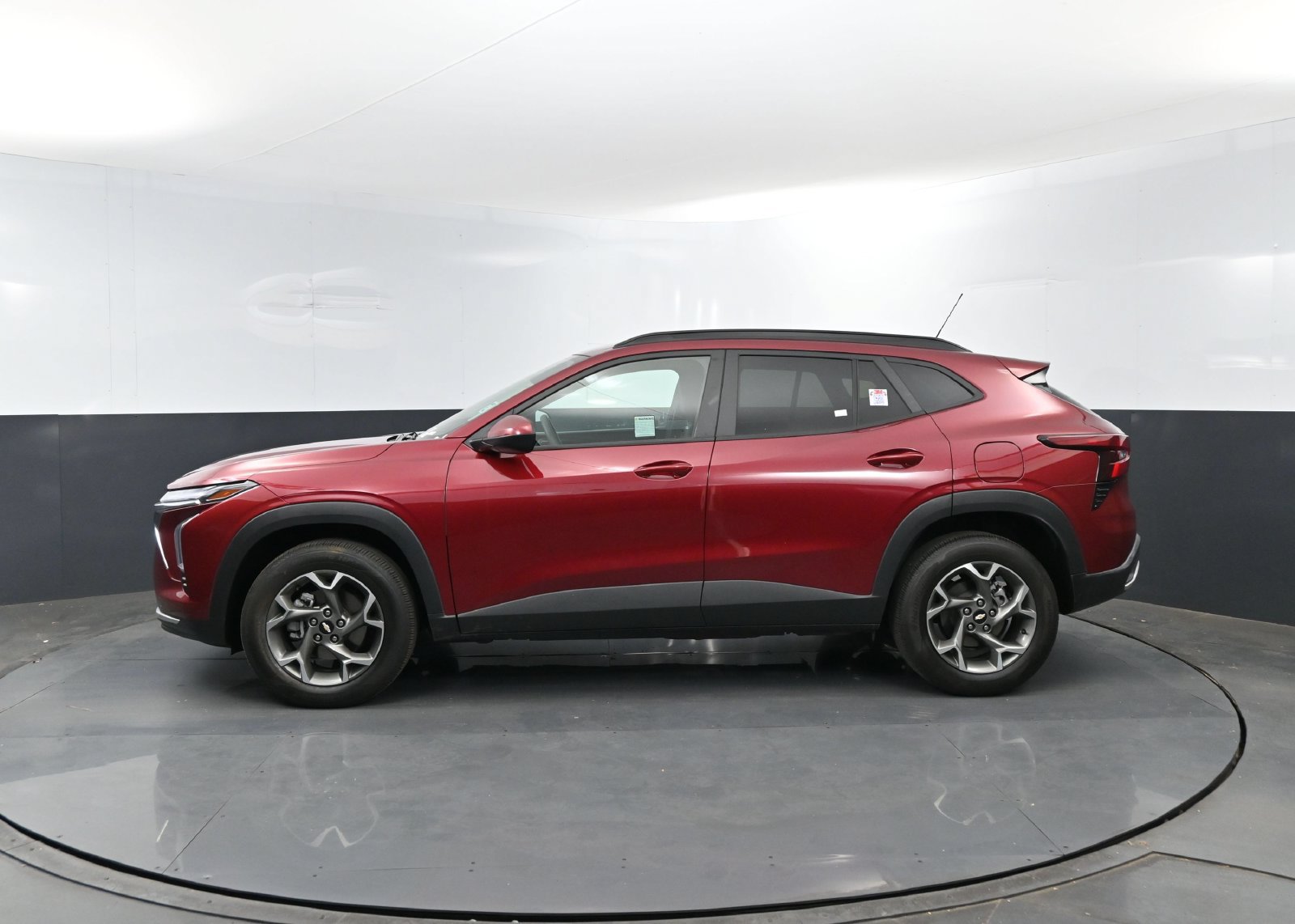 Used 2025 Chevrolet Trax LT FWD image 23