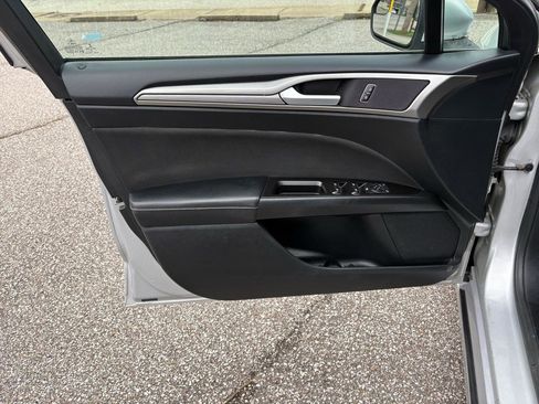 Used 2017 Ford Fusion SE w/ Fusion SE Technology Package image 11