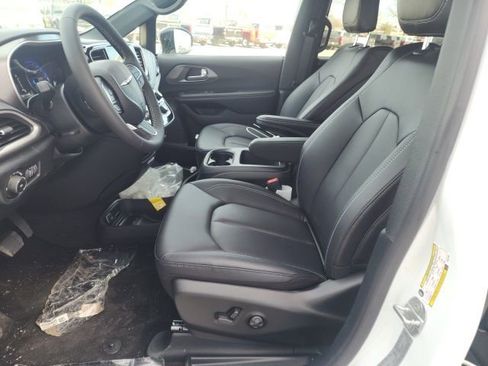 New 2026 Chrysler Pacifica Select image 18