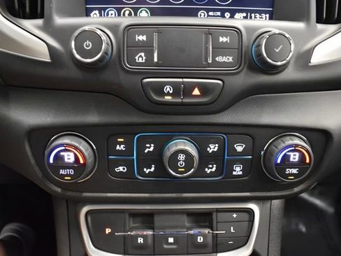 Used 2024 GMC Terrain SLT image 28