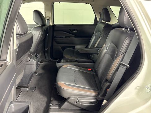 Used 2024 Nissan Pathfinder Platinum FWD image 28