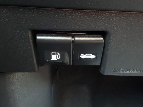 Certified 2025 Nissan Versa SV image 28