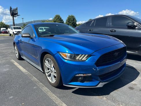 Used 2017 Ford Mustang Coupe RWD image 3