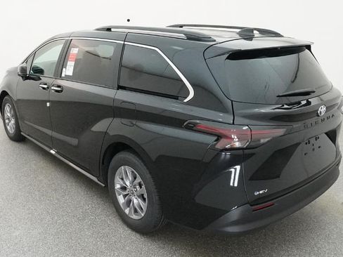 New 2026 Toyota Sienna XLE FWD image 3