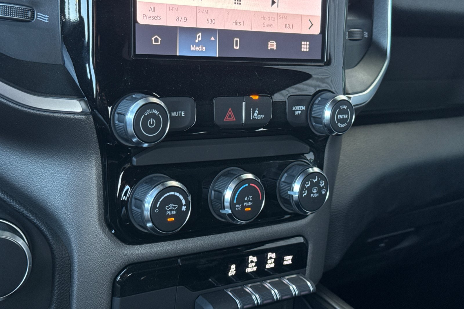 New 2026 RAM 1500 Express AWD/4WD image 18
