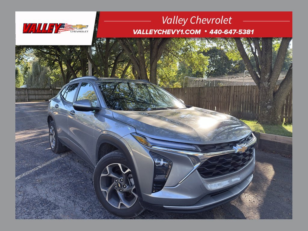 Used 2025 Chevrolet Trax LT FWD image 1