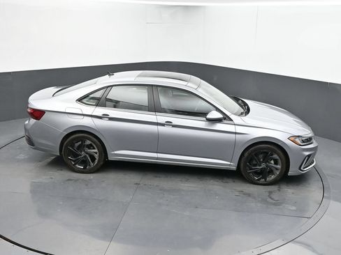 Used 2025 Volkswagen Jetta SE FWD image 15