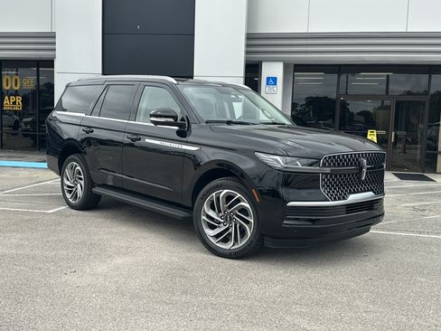 New 2026 Lincoln Navigator Premiere AWD/4WD image 2