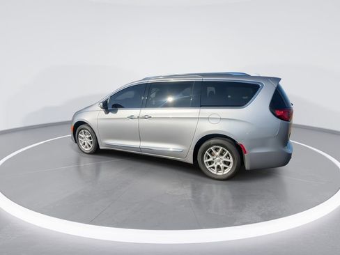Used 2020 Chrysler Pacifica Touring-L image 6