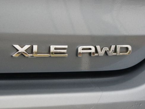 Used 2022 Toyota Highlander XLE image 19