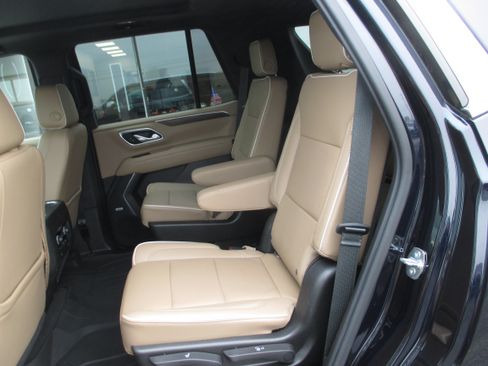Used 2021 Chevrolet Tahoe Premier w/ Premium Package AWD/4WD image 12