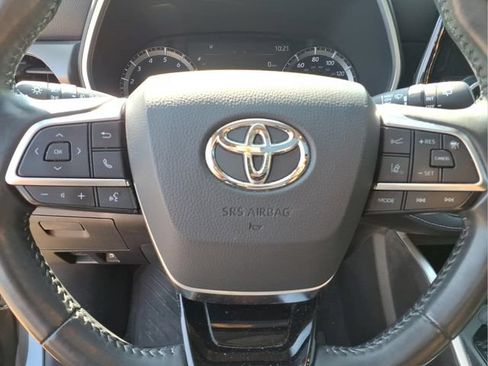 Used 2021 Toyota Highlander XLE AWD/4WD image 13