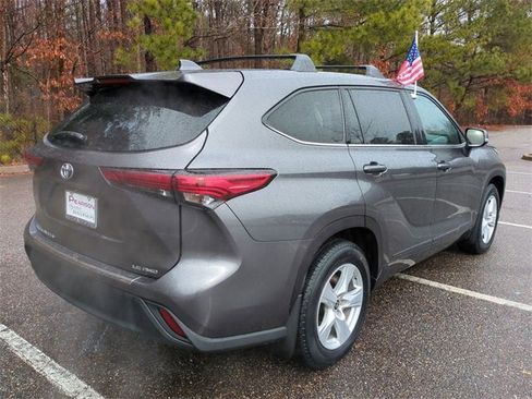 Used 2021 Toyota Highlander LE image 4