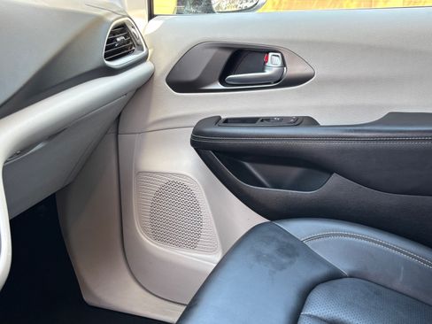 Used 2024 Chrysler Pacifica Touring-L FWD image 19