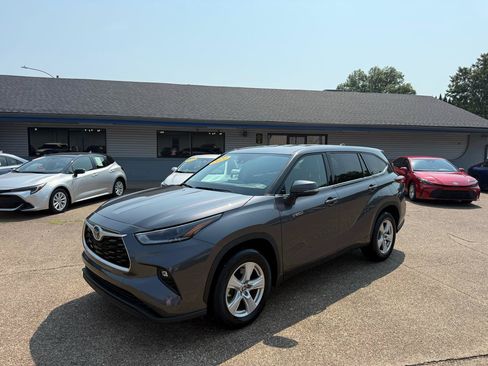 Used 2021 Toyota Highlander LE FWD image 3