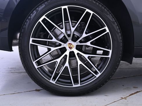 Used 2026 Porsche Macan AWD/4WD image 13