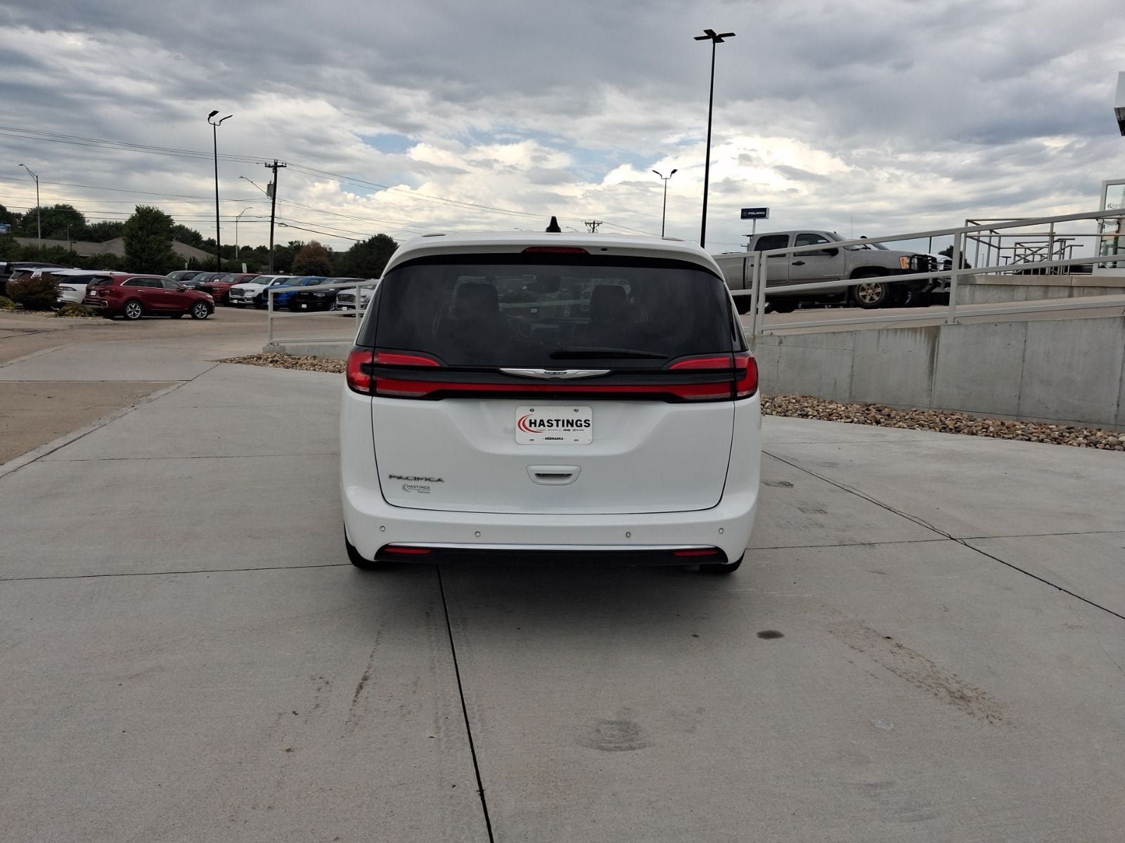 Used 2024 Chrysler Pacifica Touring-L FWD image 4