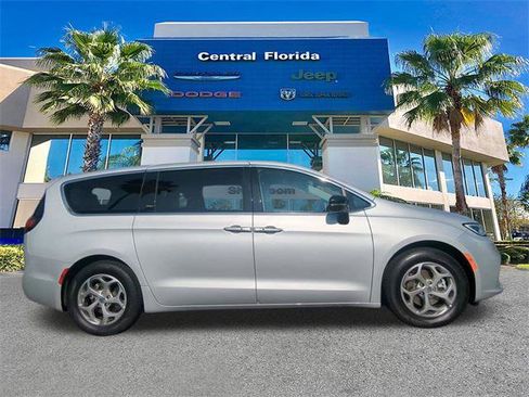 Certified 2024 Chrysler Pacifica Limited image 4