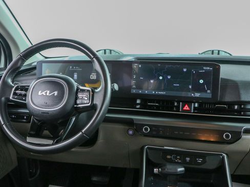 Used 2025 Kia Carnival FWD image 17