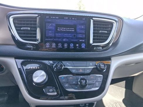 Used 2017 Chrysler Pacifica Touring-L w/ Tire & Wheel Group FWD image 24