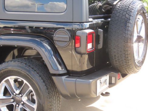 Used 2022 Jeep Wrangler Unlimited Sahara w/ Cold Weather Group AWD/4WD image 13