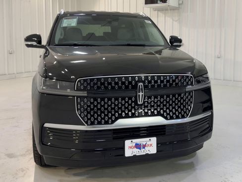 New 2026 Lincoln Navigator Premiere AWD/4WD image 4