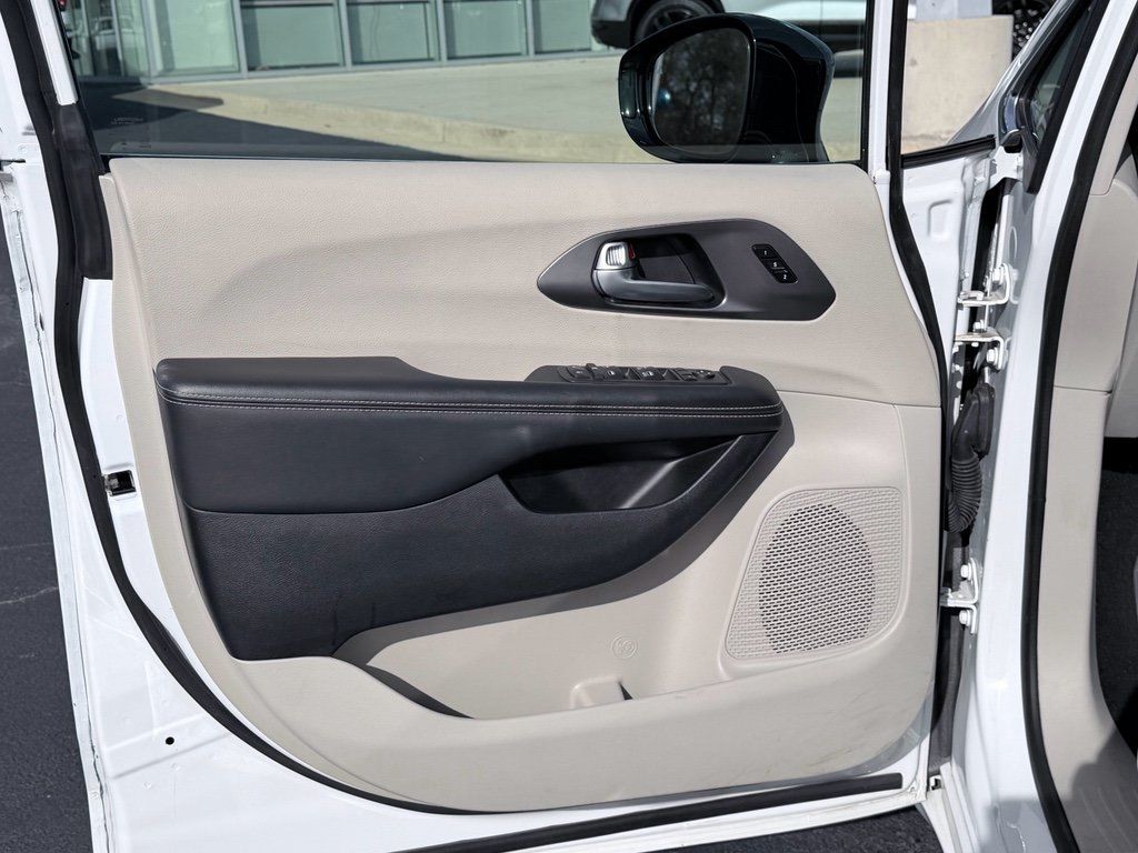 Used 2024 Chrysler Pacifica Touring-L FWD image 27