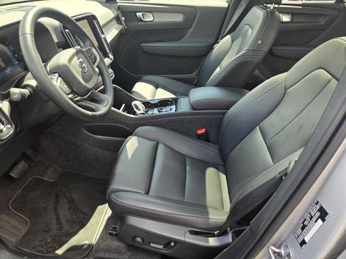 Certified 2025 Volvo XC40 B5 Plus AWD/4WD image 15