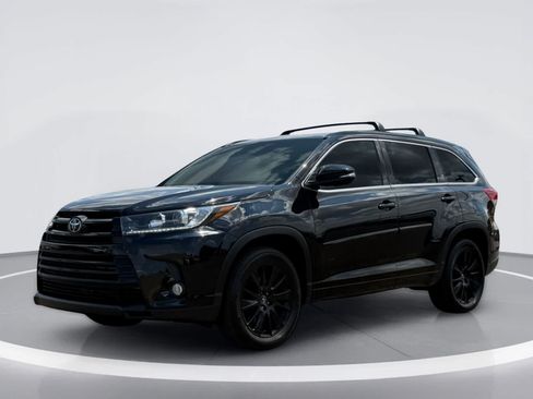 Used 2018 Toyota Highlander SE FWD image 2