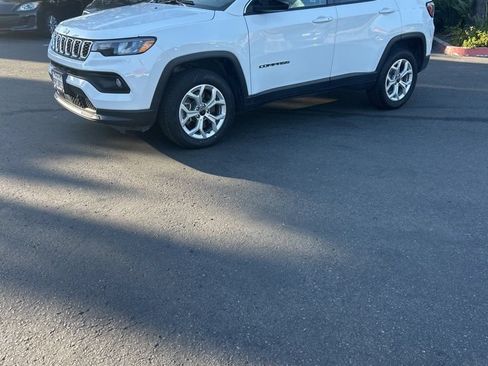 Used 2025 Jeep Compass Latitude w/ Sun & Sound Group AWD/4WD image 1