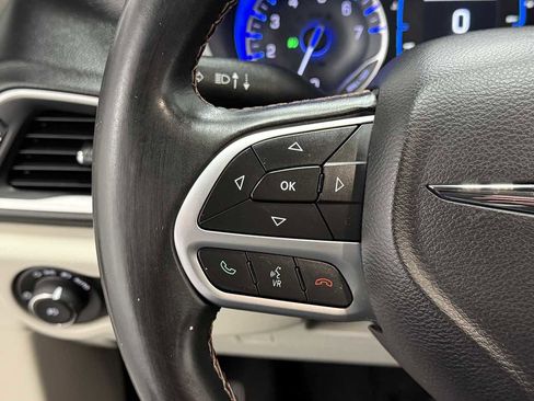 Used 2017 Chrysler Pacifica Touring-L image 17