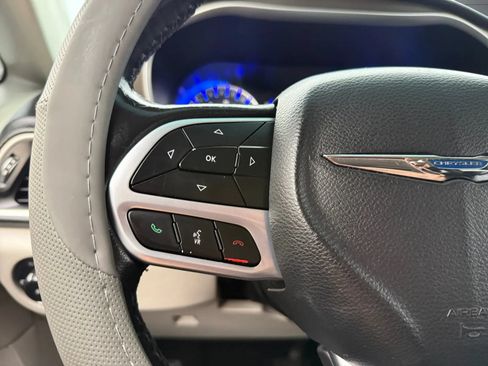 Used 2019 Chrysler Pacifica Touring-L FWD image 29