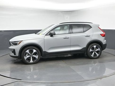 Used 2026 Volvo XC40 B5 Plus AWD/4WD image 4
