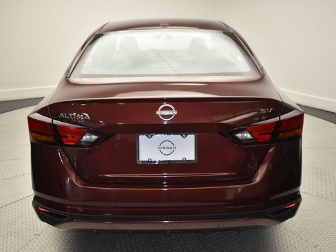 Used 2024 Nissan Altima 2.5 SV FWD image 6