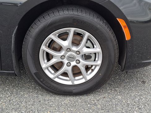 Used 2023 Chrysler Pacifica Touring-L FWD image 9