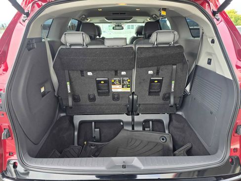 Used 2023 Toyota Sienna Limited image 17