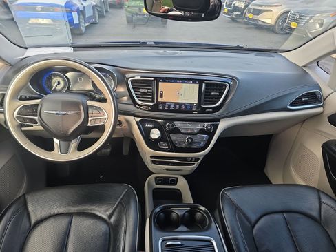 Used 2019 Chrysler Pacifica Limited image 25