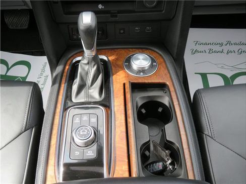 Used 2024 Nissan Armada SL w/ Captain's Chairs Package image 10