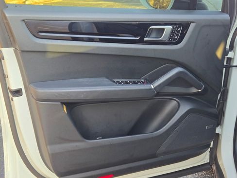 Used 2020 Porsche Cayenne image 18