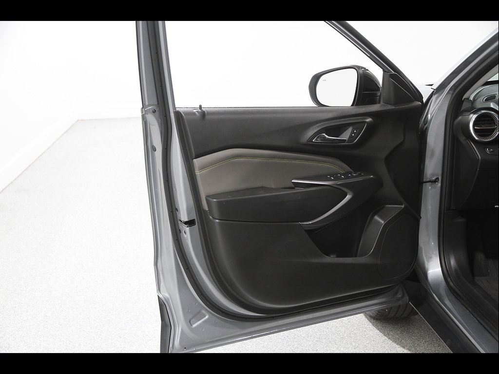 Used 2024 Chevrolet Trax ACTIV w/ Sunroof Package FWD image 4