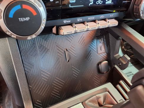 Used 2025 Toyota Tacoma SR5 AWD/4WD image 25
