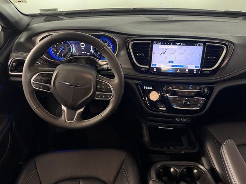 Used 2025 Chrysler Pacifica Select FWD image 17