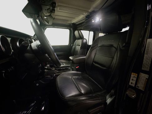 Used 2019 Jeep Wrangler Unlimited Sahara image 24
